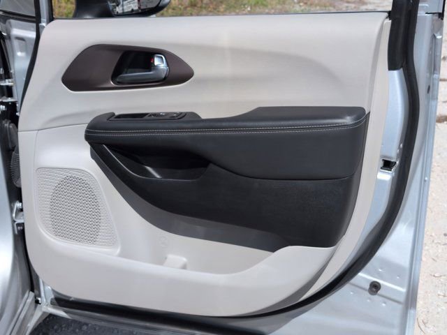 Used 2024 Chrysler Voyager LX image 32