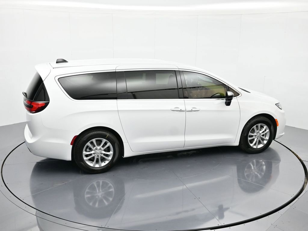 New 2026 Chrysler Pacifica Select image 30