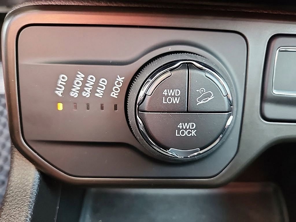 Used 2023 Jeep Renegade Trailhawk AWD/4WD image 12
