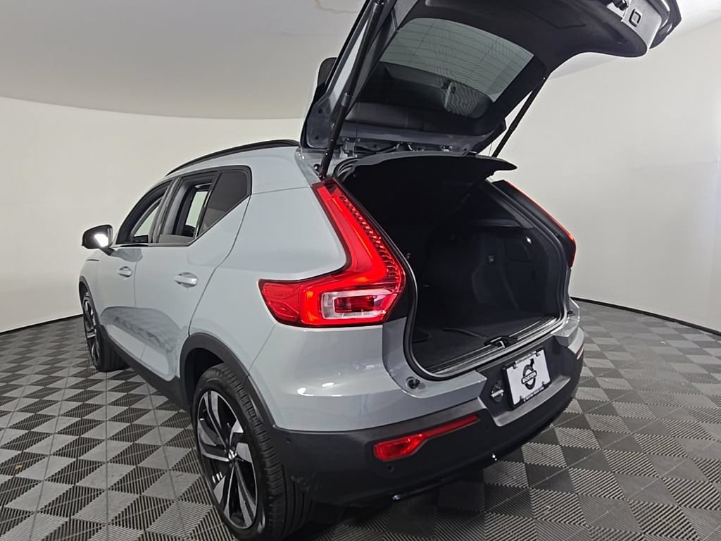 Certified 2025 Volvo XC40 B5 Plus AWD/4WD image 15