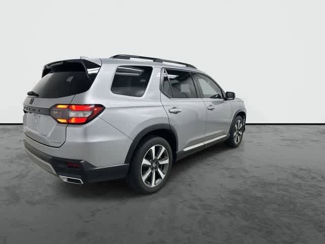 Used 2025 Honda Pilot Touring image 4