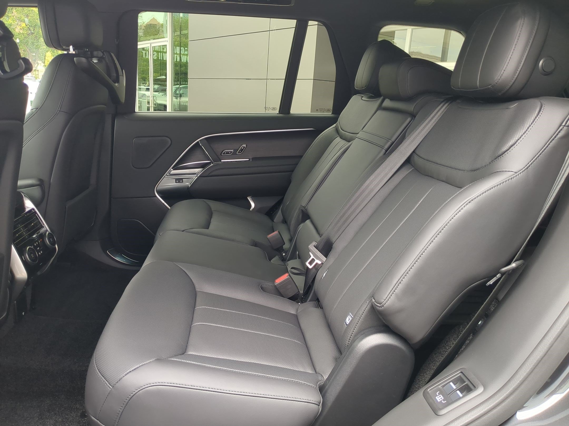 New 2026 Land Rover Range Rover Long Wheelbase SE AWD/4WD image 28