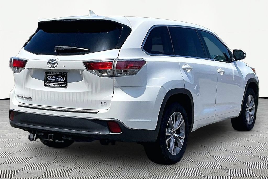 Used 2016 Toyota Highlander Plus w/ Preferred Accessory Package FWD image 2