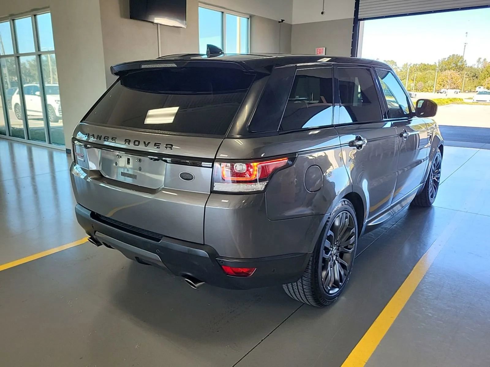 Used 2017 Land Rover Range Rover Sport Supercharged image 3