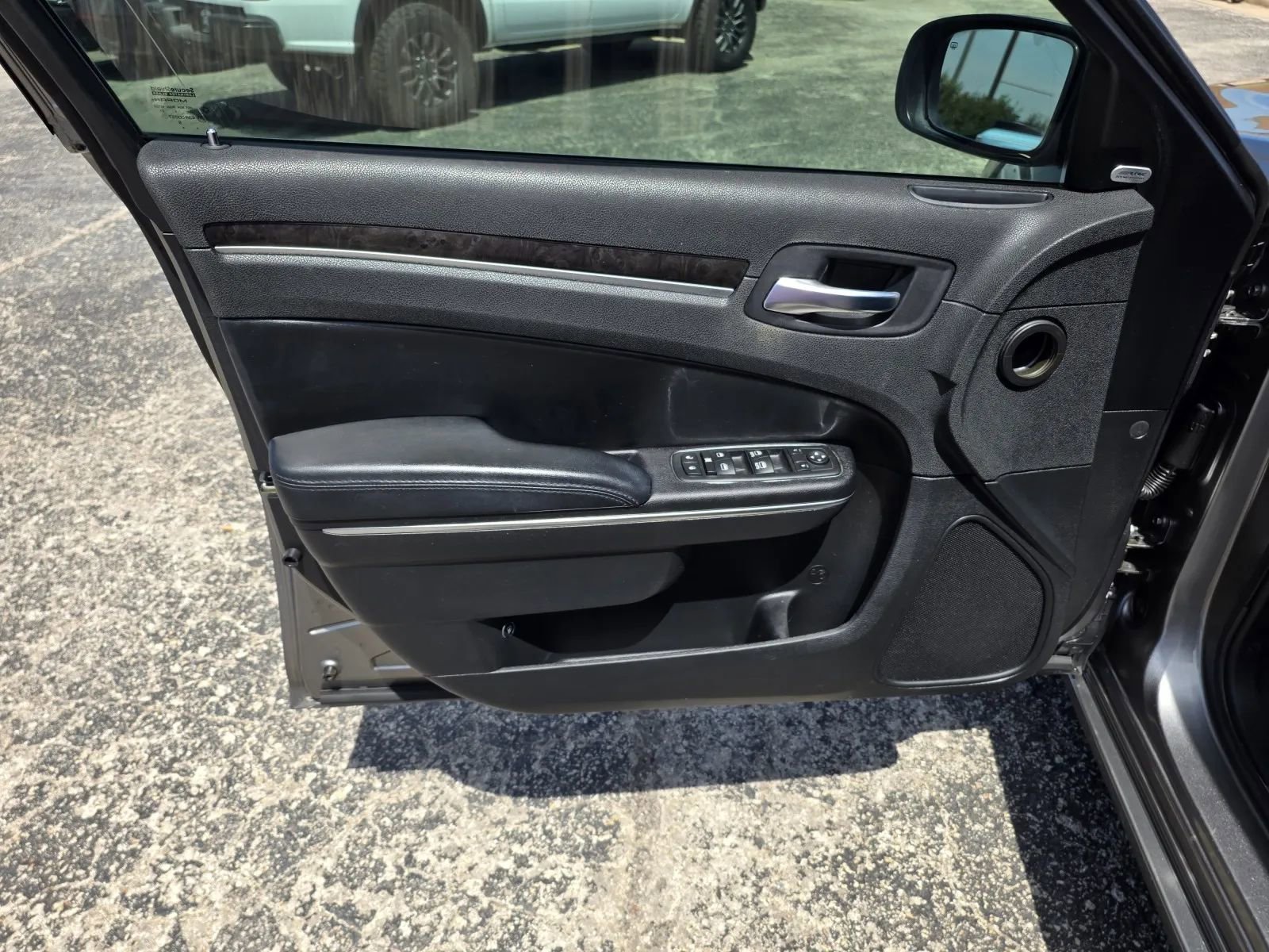 Used 2011 Chrysler 300 Limited w/ Sound Group RWD image 11