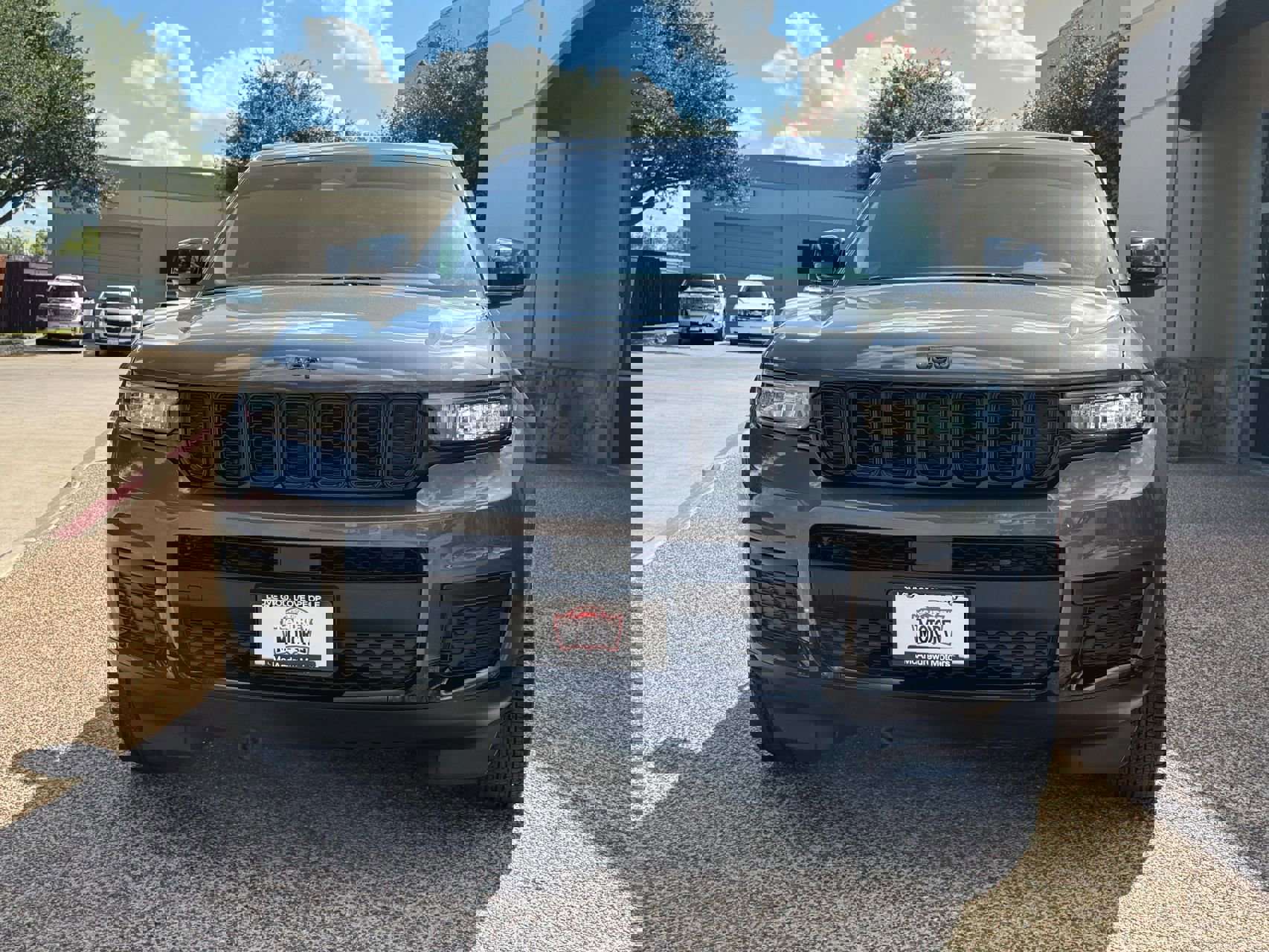 Used 2023 Jeep Grand Cherokee L Laredo image 5