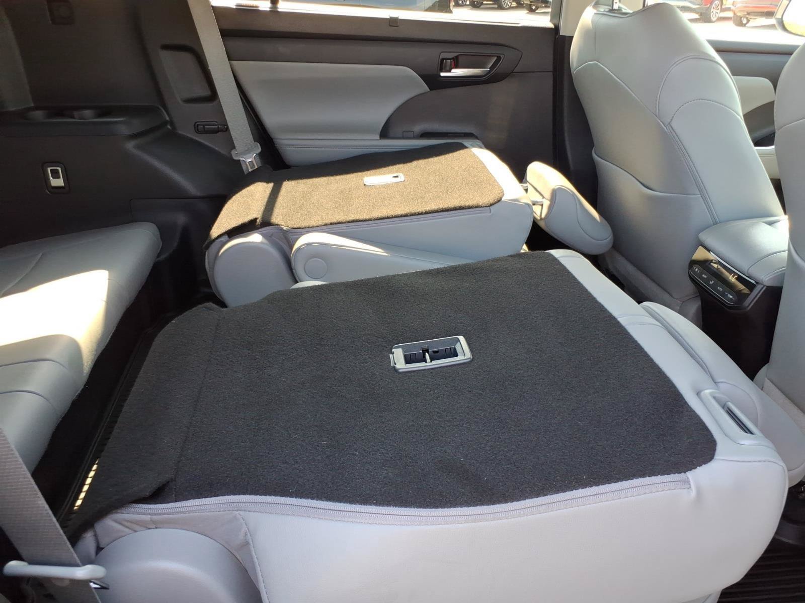 Used 2020 Toyota Highlander XLE AWD/4WD image 29