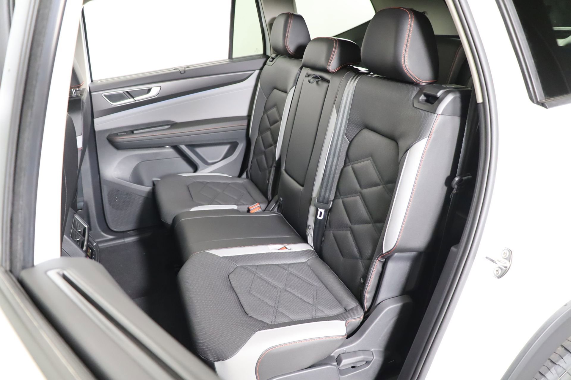 Used 2025 Volkswagen Atlas Peak Edition SE image 42