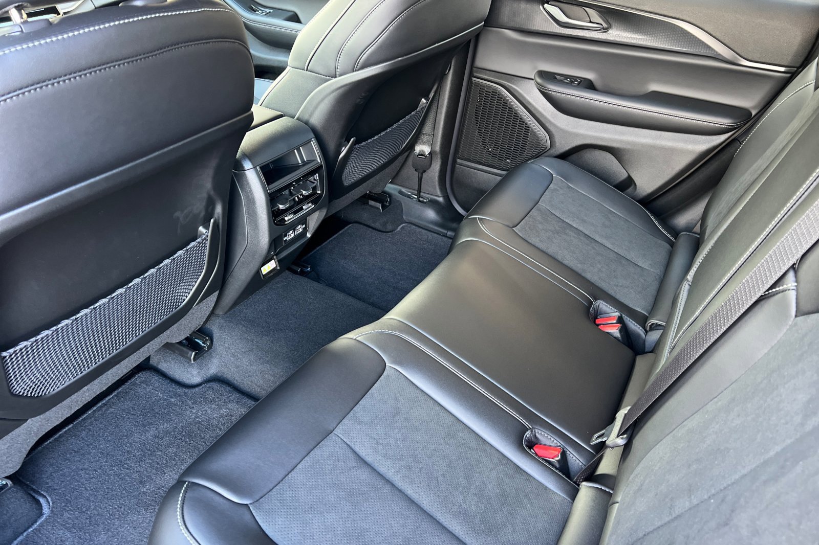New 2025 Jeep Grand Cherokee Altitude image 12