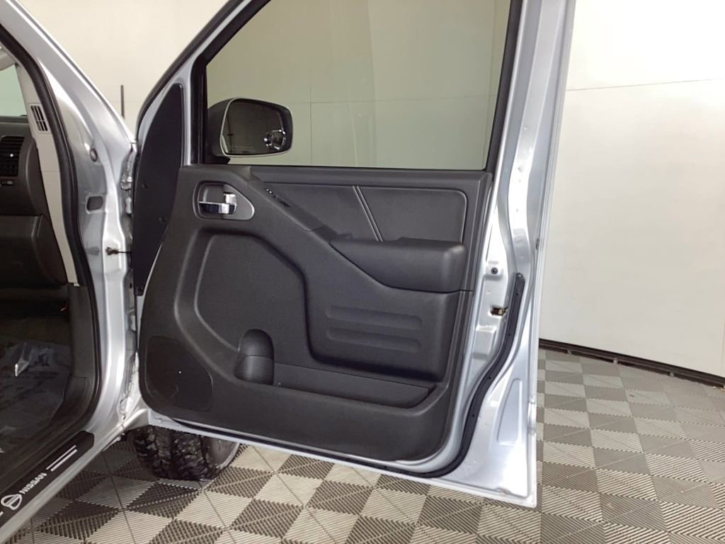 Used 2015 Nissan Frontier PRO-4X image 8
