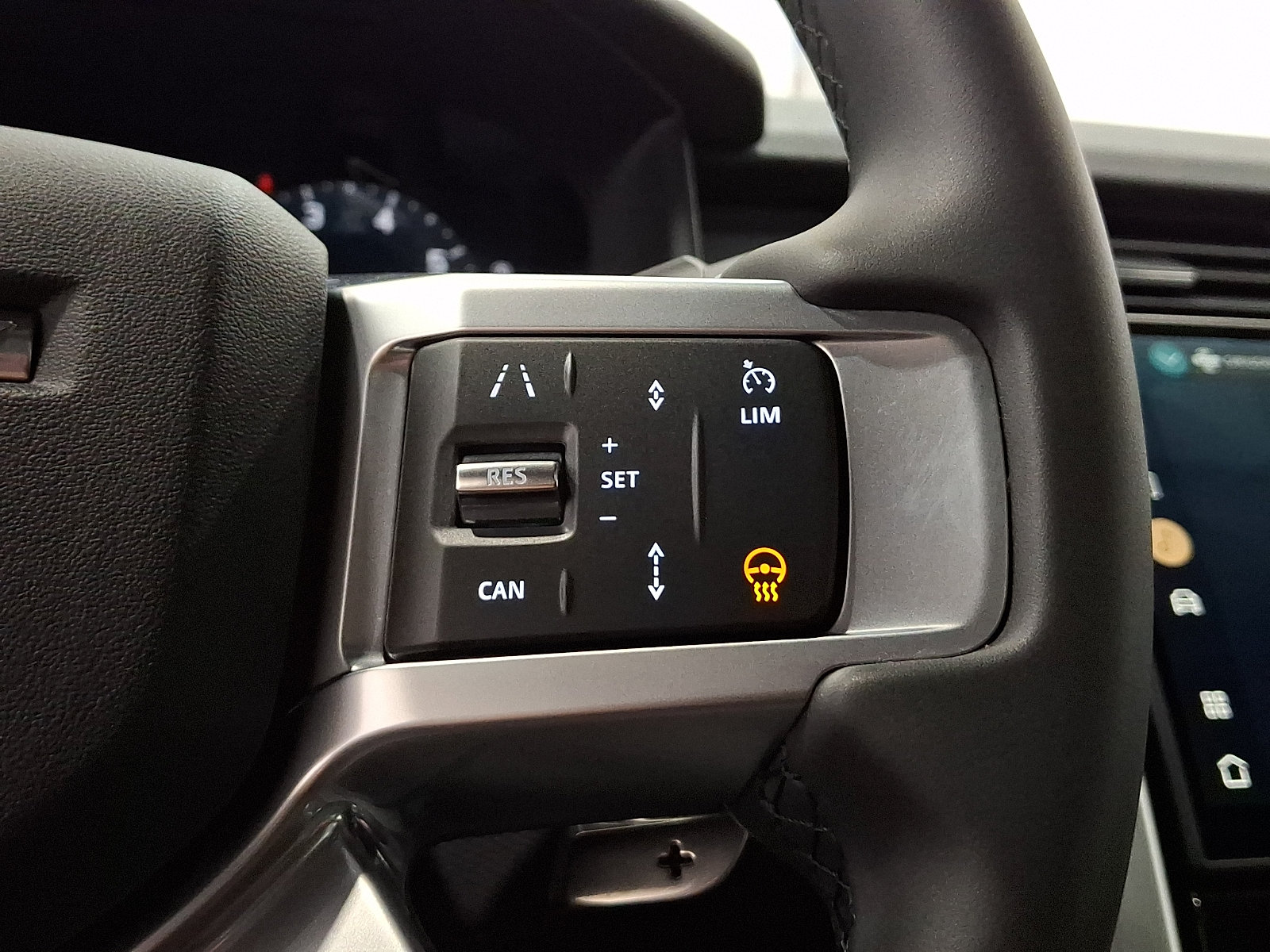 Certified 2025 Land Rover Discovery Dynamic SE AWD/4WD image 23
