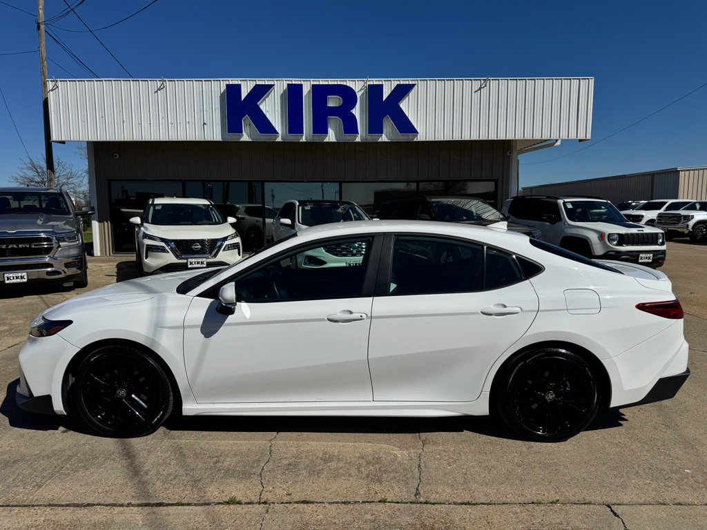 Used 2025 Toyota Camry SE FWD image 2