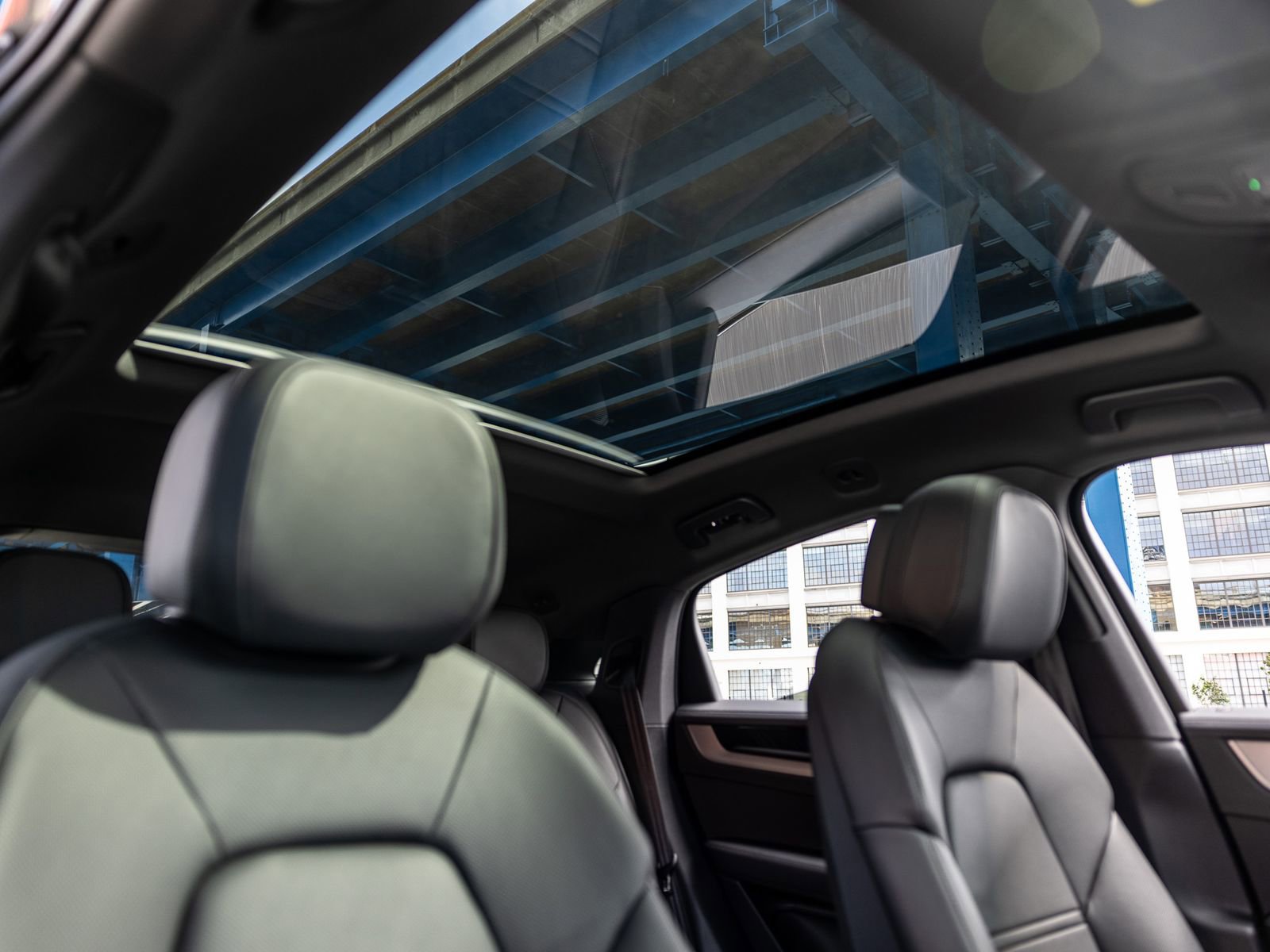 Certified 2025 Porsche Cayenne Coupe AWD/4WD image 60