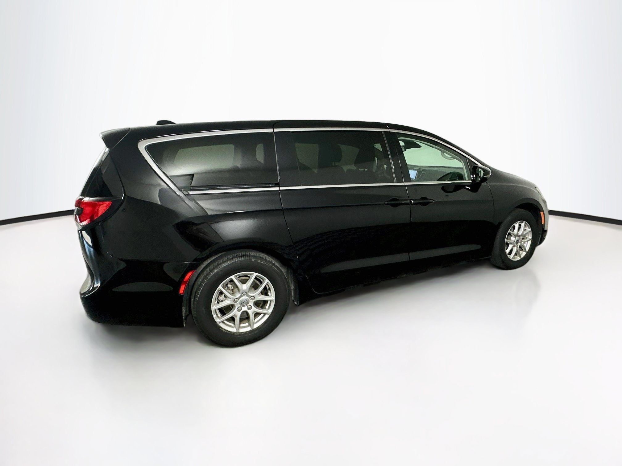 Used 2024 Chrysler Pacifica Touring-L FWD image 10