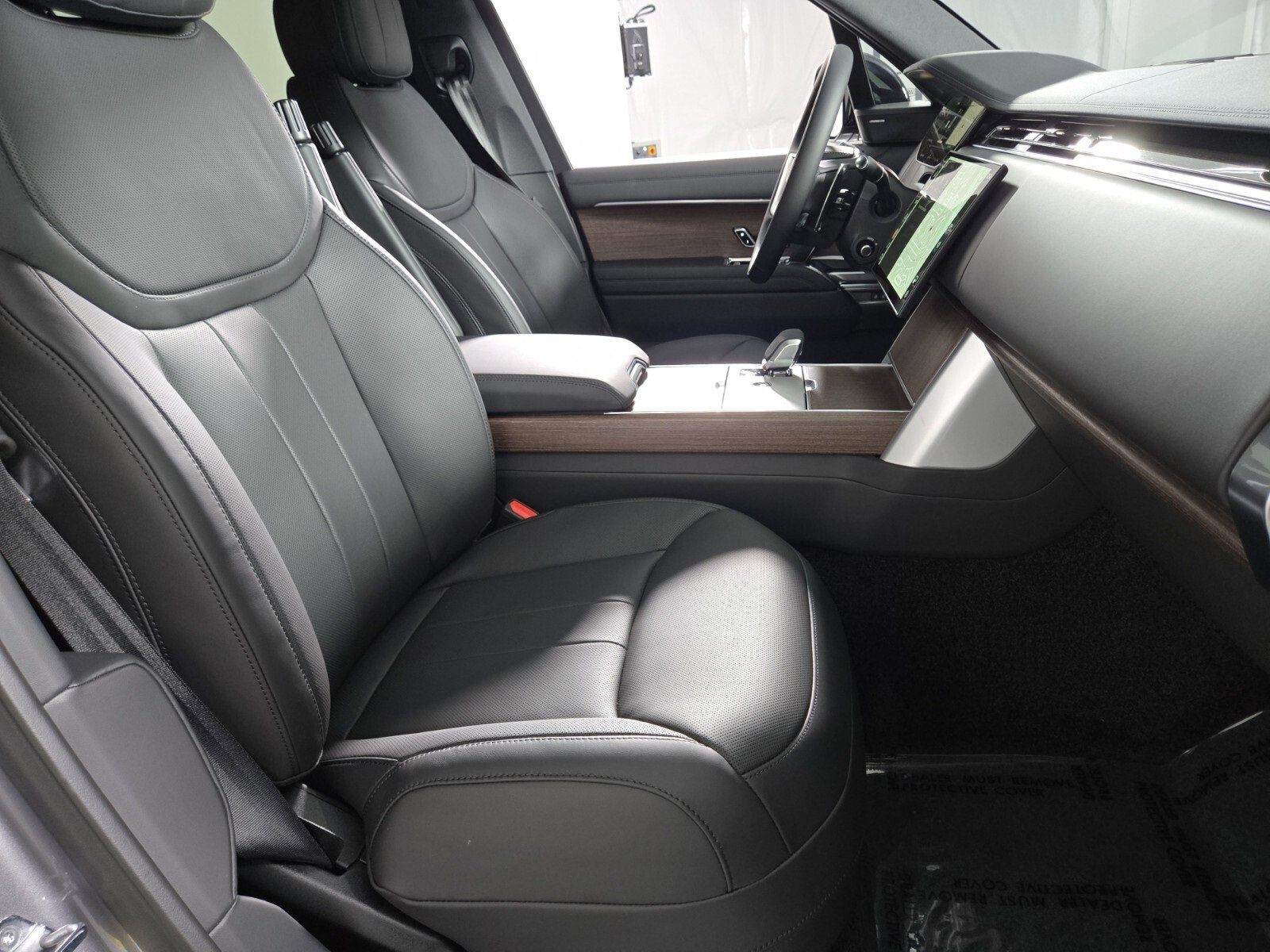 New 2025 Land Rover Range Rover Long Wheelbase SE image 3