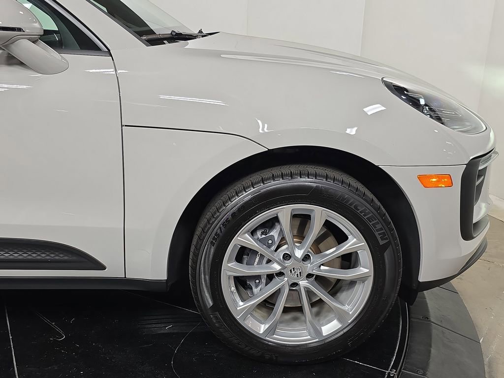 Certified 2025 Porsche Macan image 11