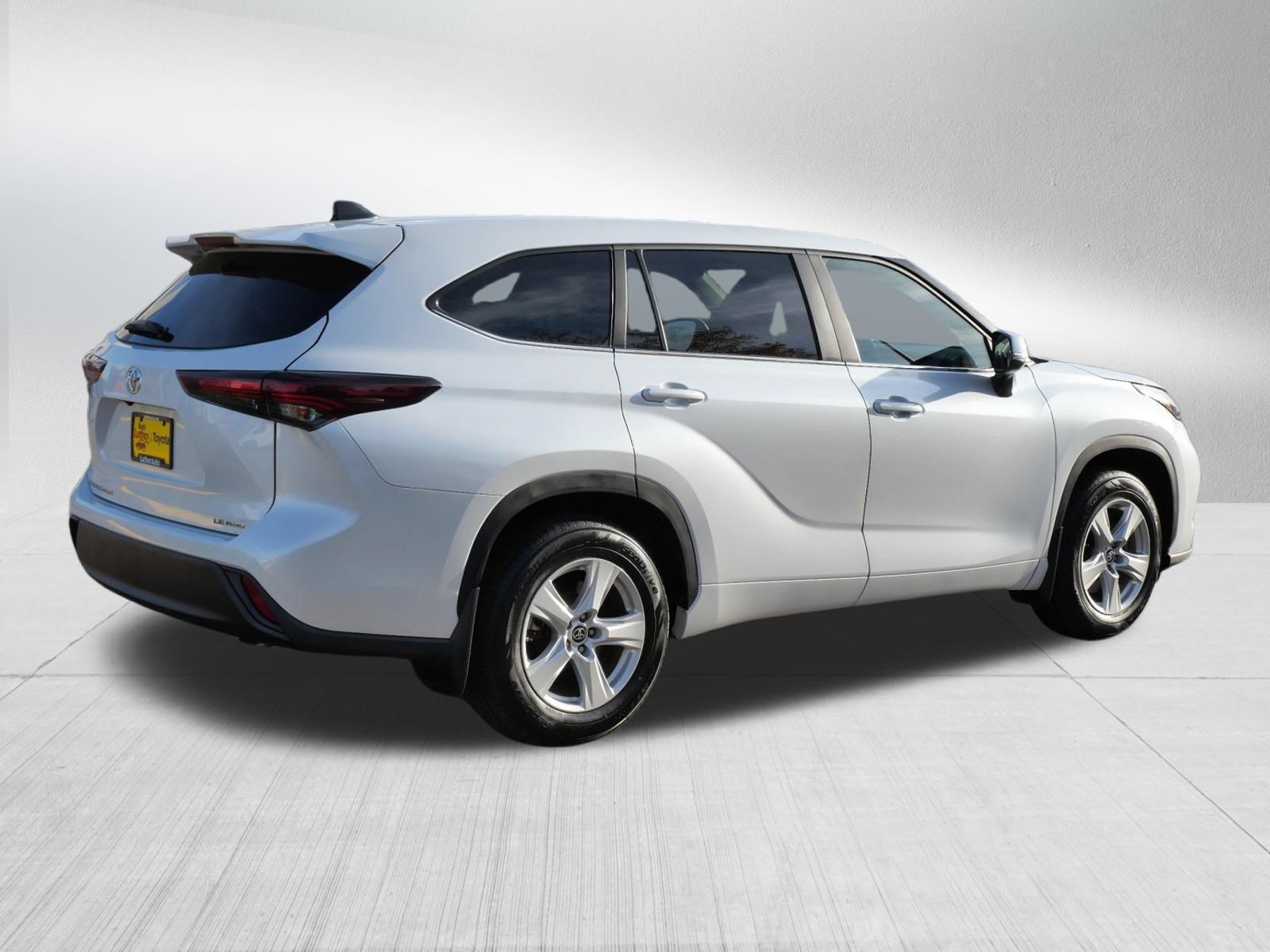 Used 2025 Toyota Highlander LE AWD/4WD image 7