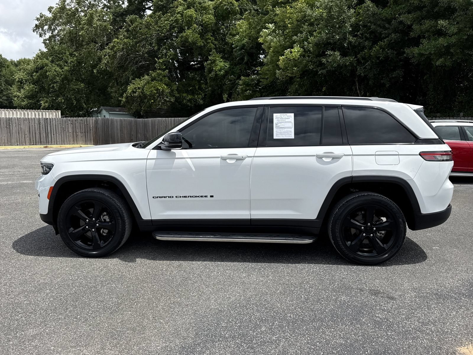 Used 2023 Jeep Grand Cherokee Altitude AWD/4WD image 2
