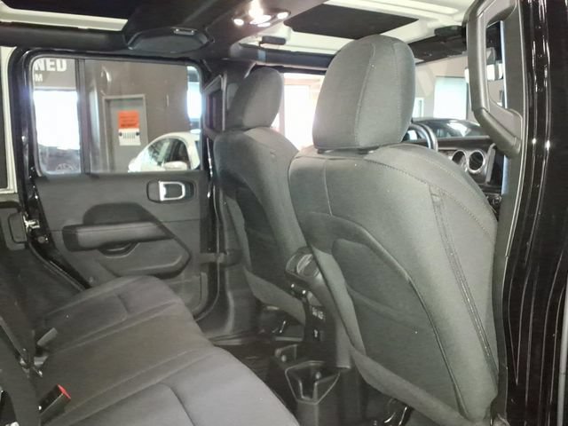 Used 2022 Jeep Wrangler Unlimited Sahara w/ Dual Top Group AWD/4WD image 20