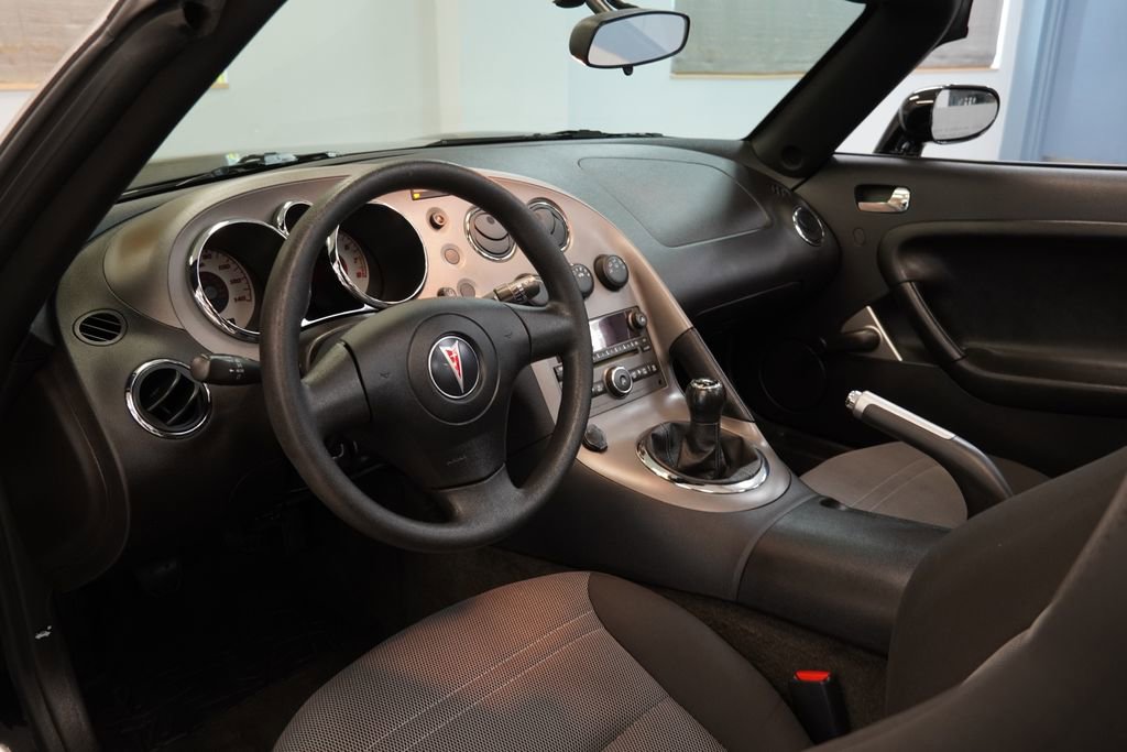 Used 2007 Pontiac Solstice Convertible RWD image 6