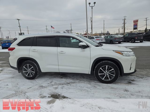Used 2017 Toyota Highlander XLE image 2