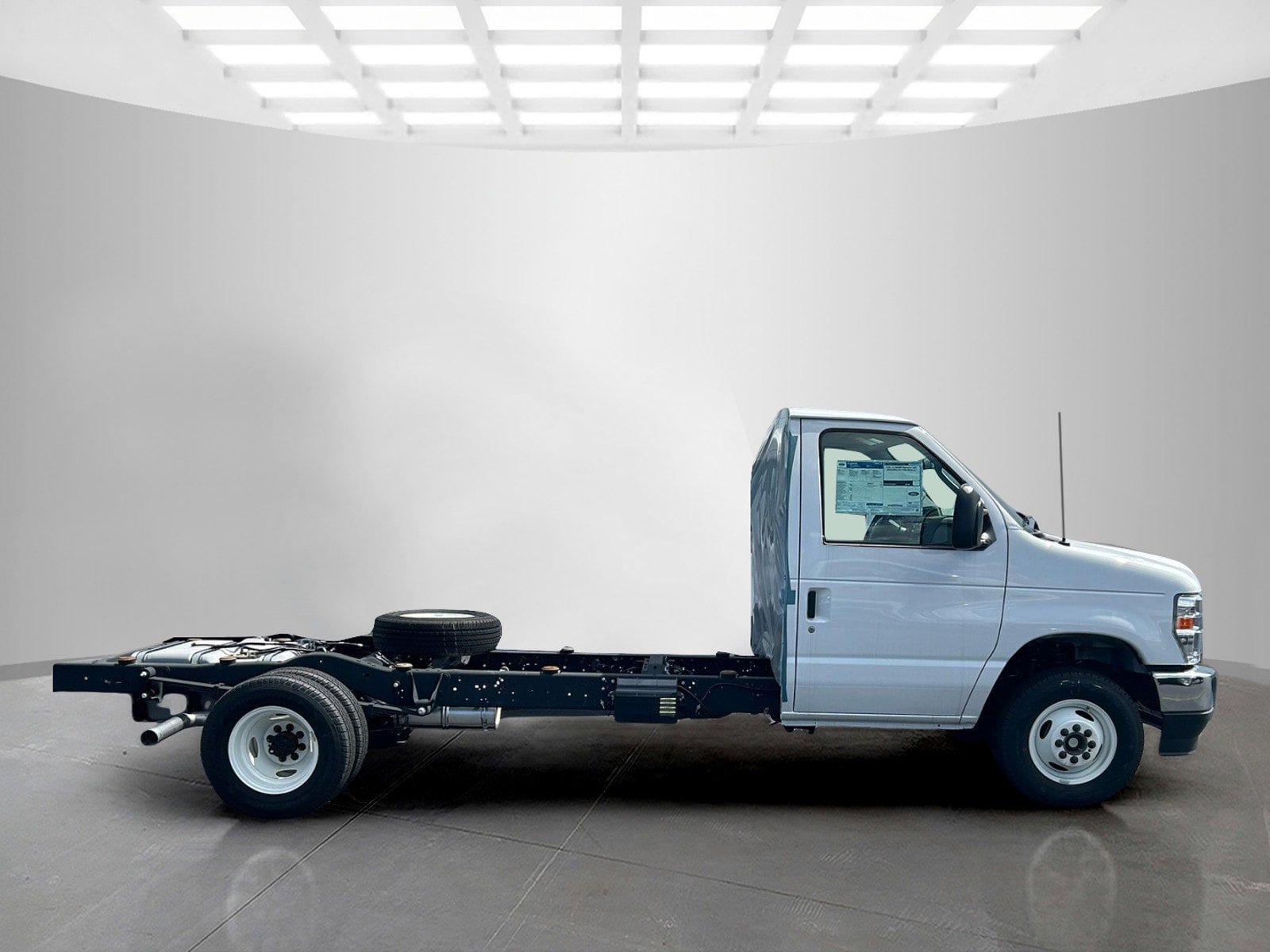 New 2027 Ford E-450 and Econoline 450 Super Duty RWD image 3