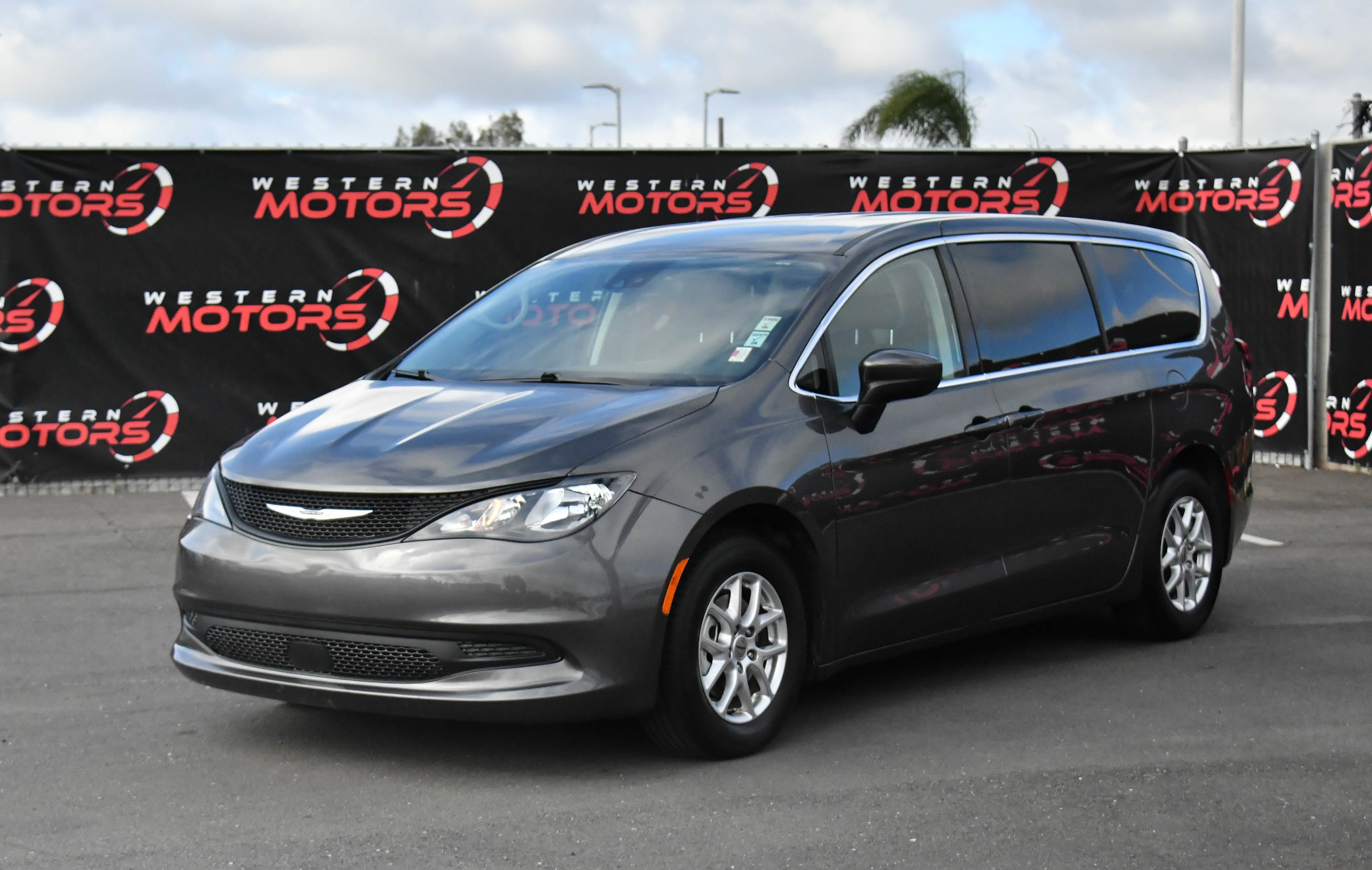 Used 2023 Chrysler Voyager LX FWD image 3
