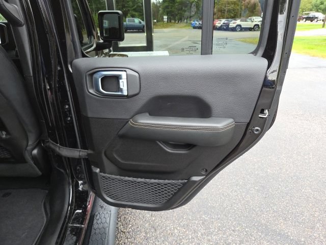 Used 2024 Jeep Wrangler Unlimited Sahara w/ Technology Group AWD/4WD image 58