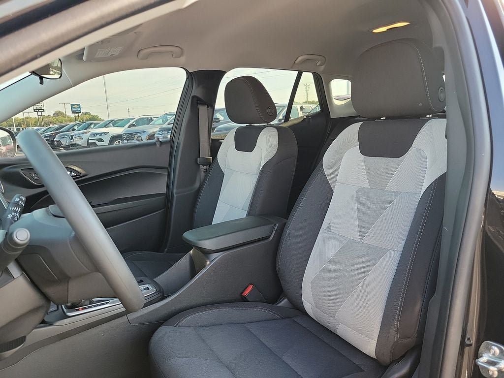 Used 2026 Chevrolet Trax LS w/ LS Convenience Package FWD image 11