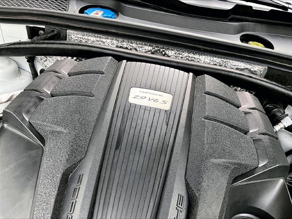 Certified 2023 Porsche Macan S AWD/4WD image 33