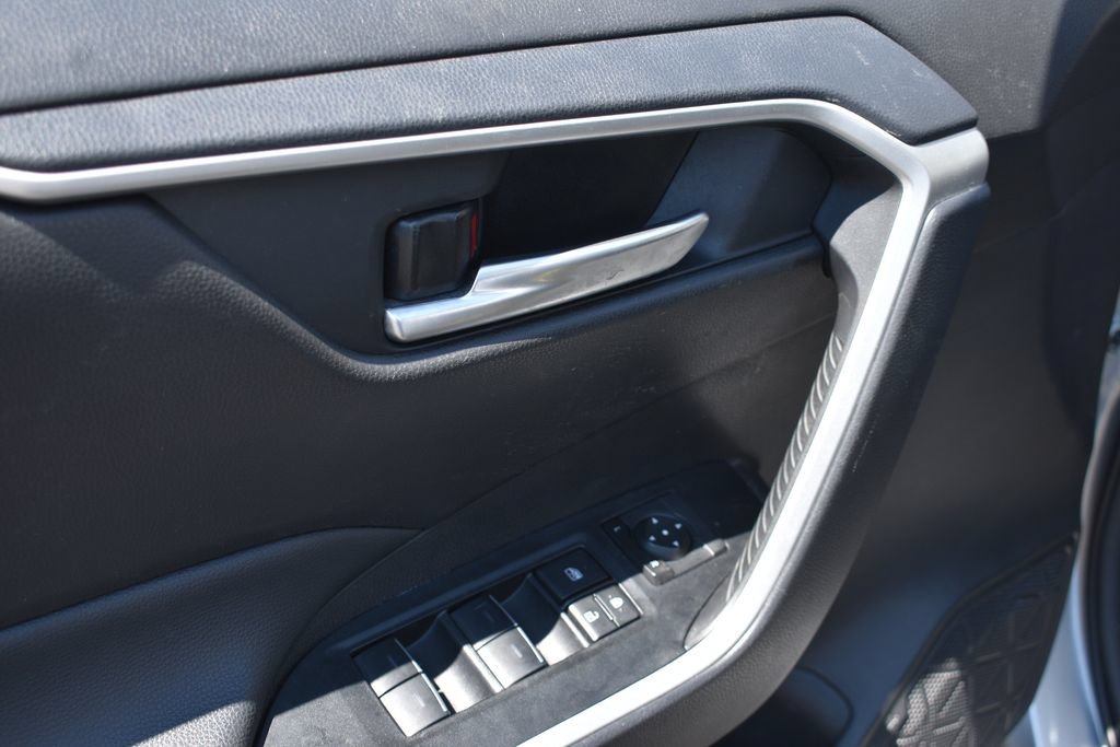 Used 2025 Toyota RAV4 XLE FWD image 12