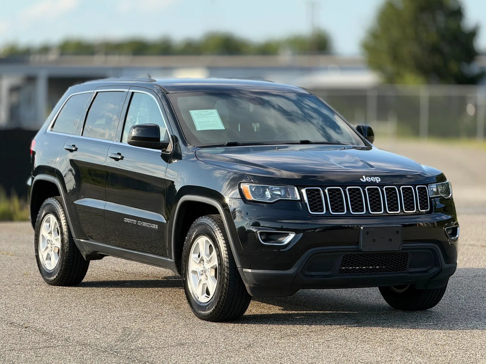 Used 2017 Jeep Grand Cherokee Laredo AWD/4WD image 1