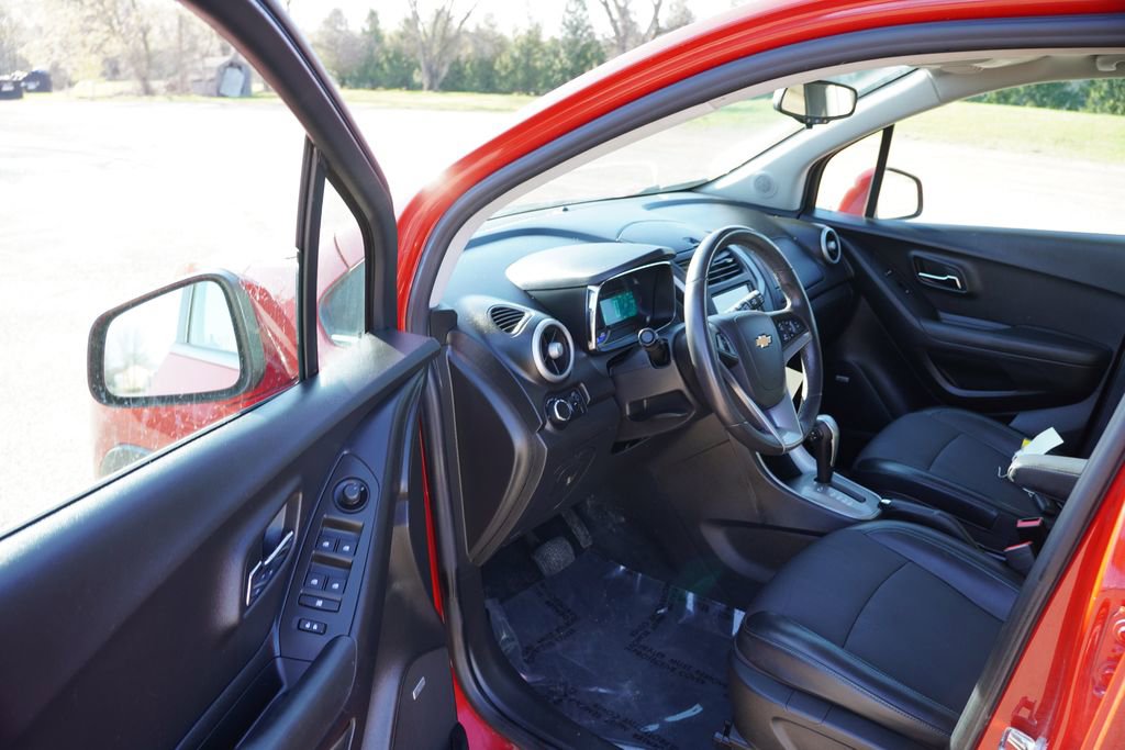 Used 2016 Chevrolet Trax LT w/ LT Sun and Sound Package FWD image 14