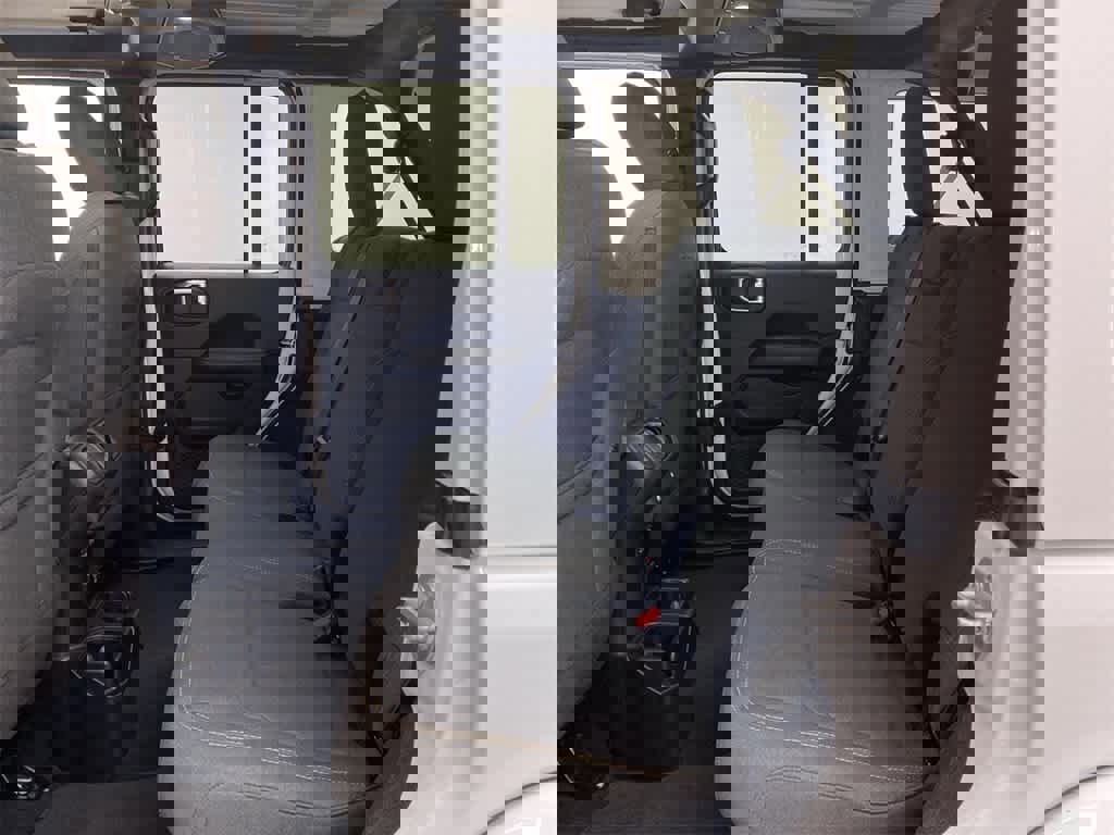 Used 2025 Jeep Wrangler Sahara image 16