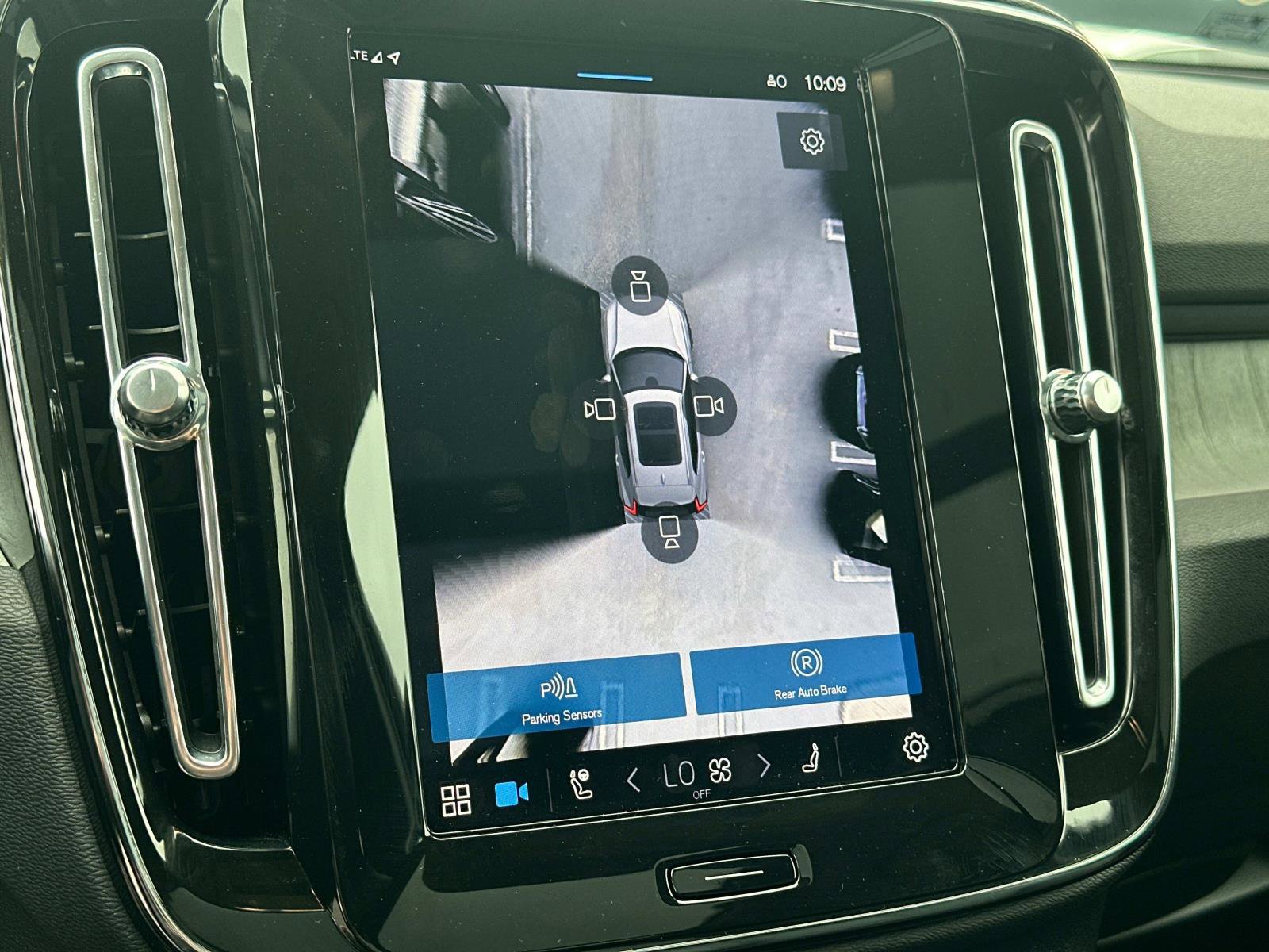 Certified 2024 Volvo XC40 B5 Ultimate w/ Climate Package image 13