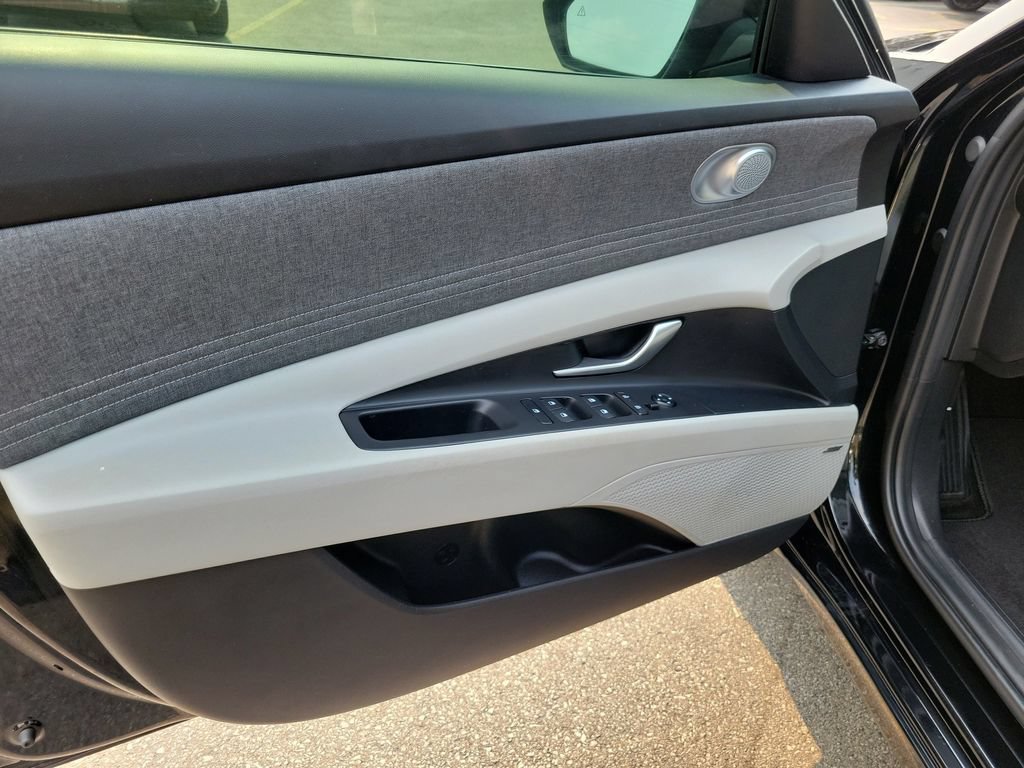 Used 2025 Hyundai Elantra Limited FWD image 19