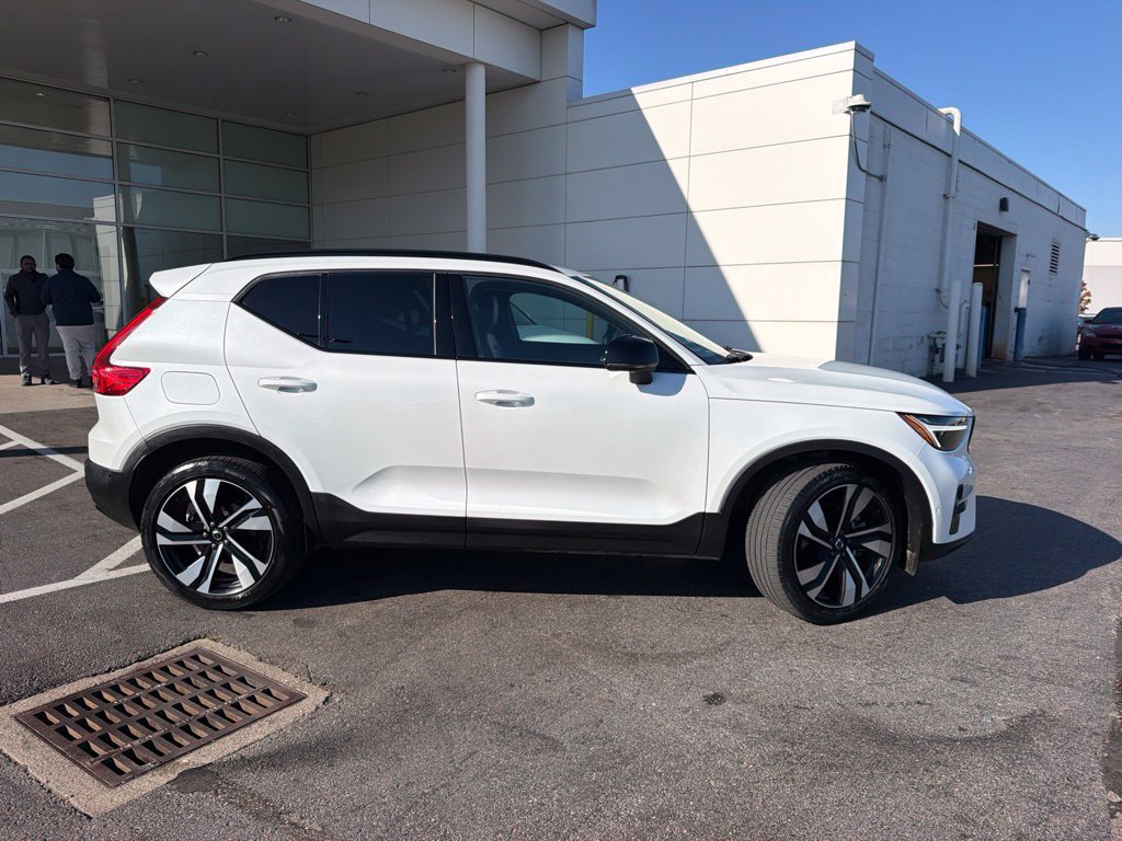 Used 2024 Volvo XC40 B5 Plus w/ Protection Package Premier AWD/4WD image 3