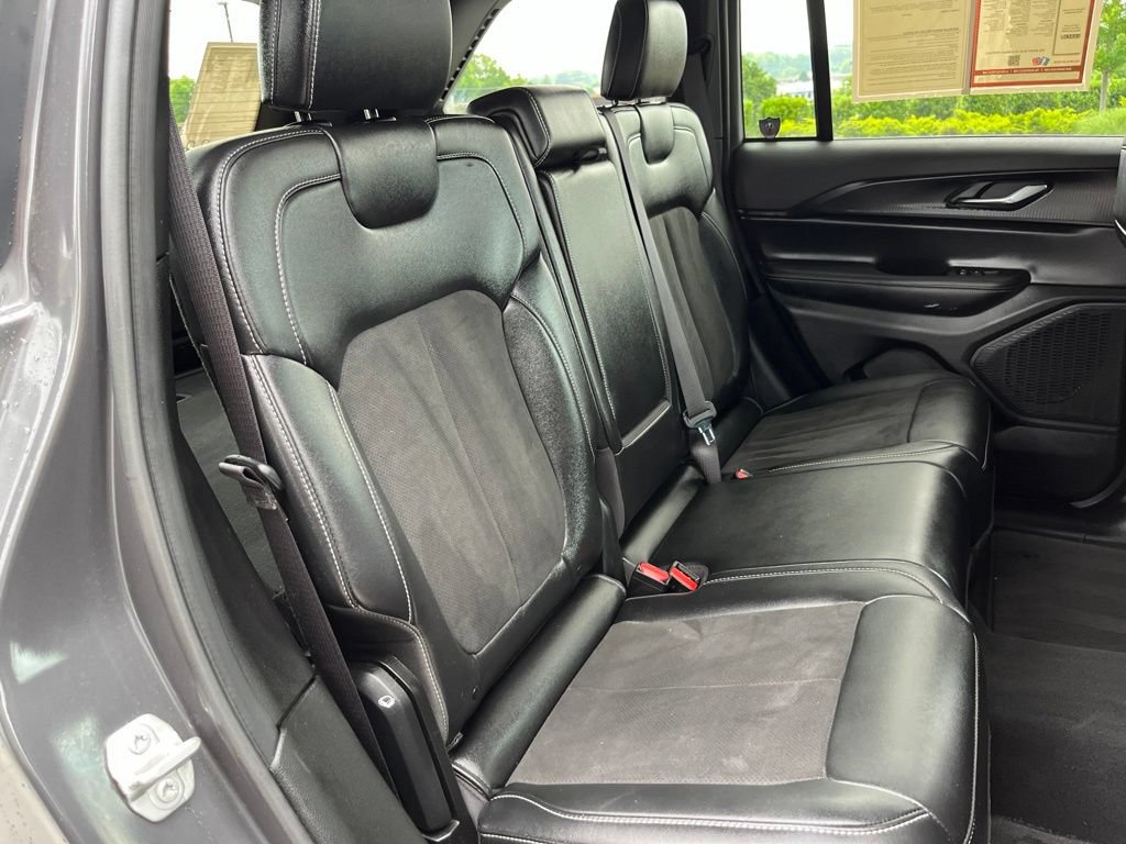 Used 2025 Jeep Grand Cherokee Altitude AWD/4WD image 23