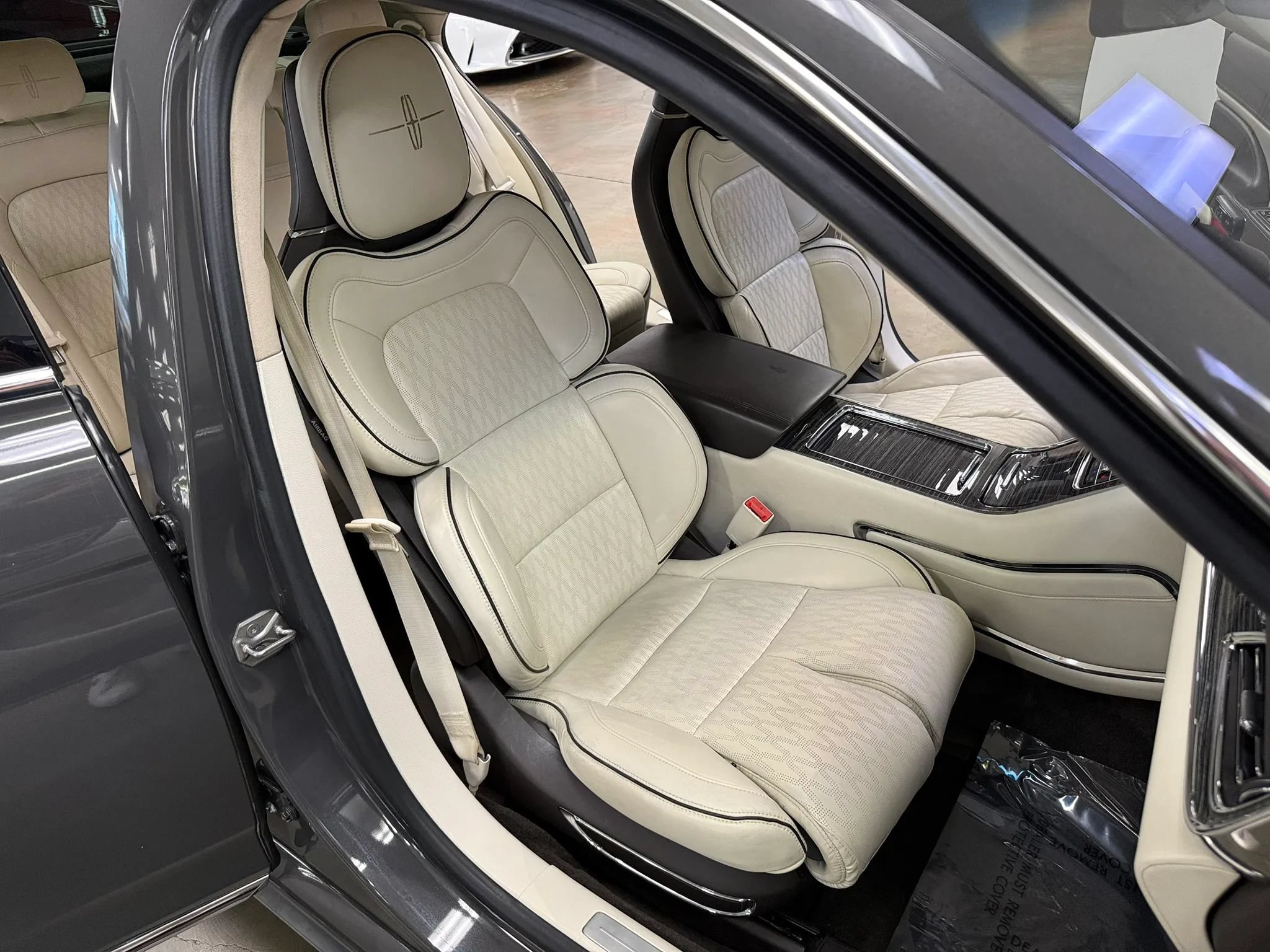 Used 2017 Lincoln Continental Black Label w/ Technology Package FWD image 23