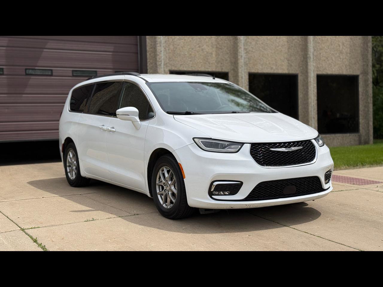 Used 2022 Chrysler Pacifica Touring FWD image 1