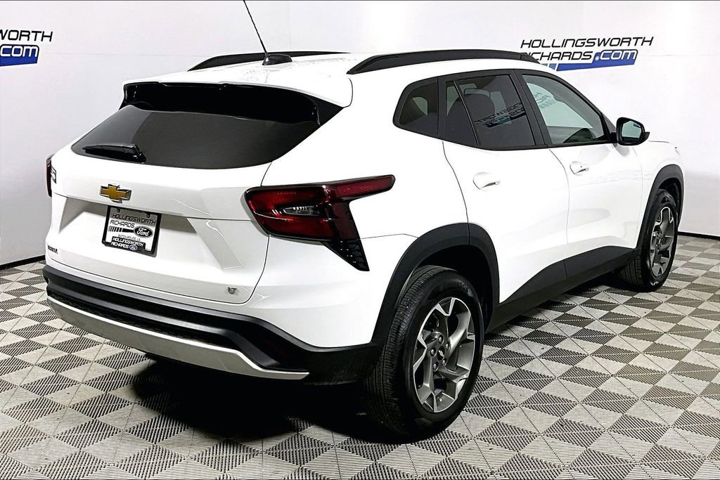 Used 2025 Chevrolet Trax LT w/ LT Convenience Package image 9