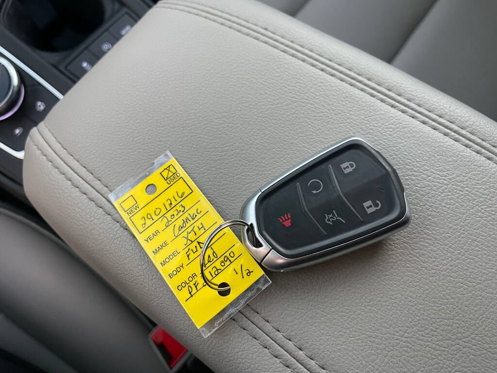 Used 2023 Cadillac XT4 Luxury w/ Cold Weather Package FWD image 4