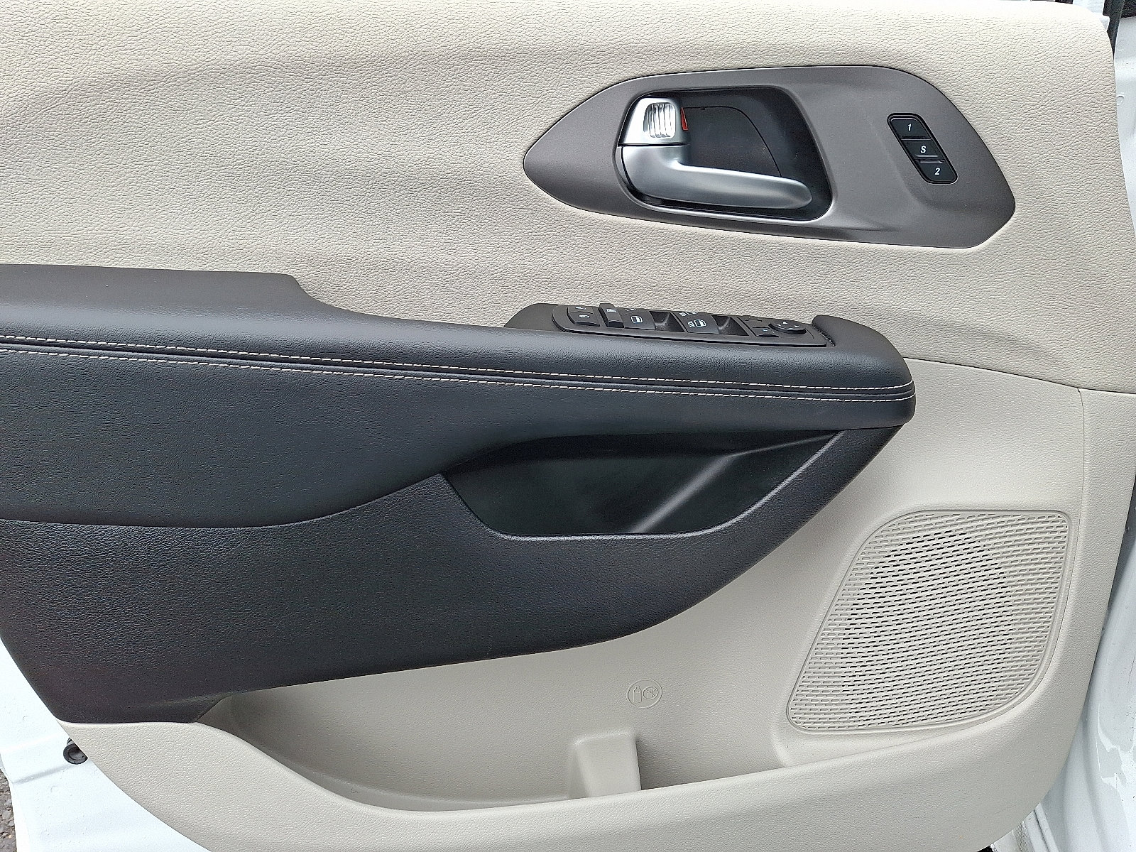 Certified 2023 Chrysler Pacifica Touring-L image 13