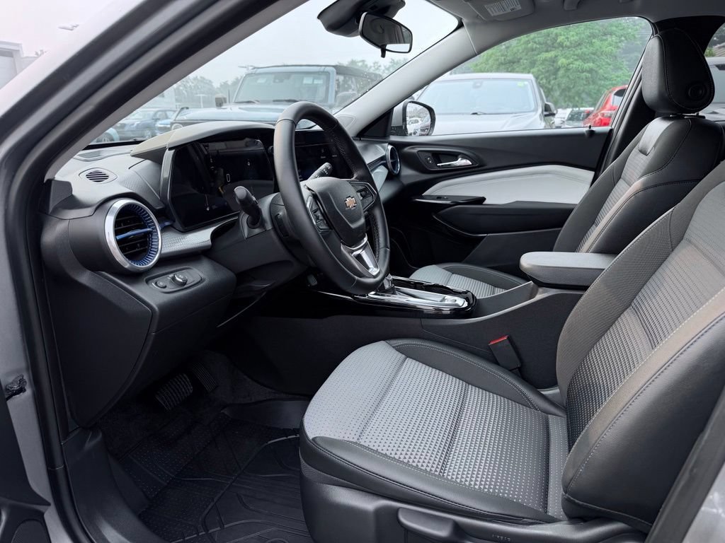 Used 2024 Chevrolet Trax LT w/ Driver Confidence Package FWD image 17