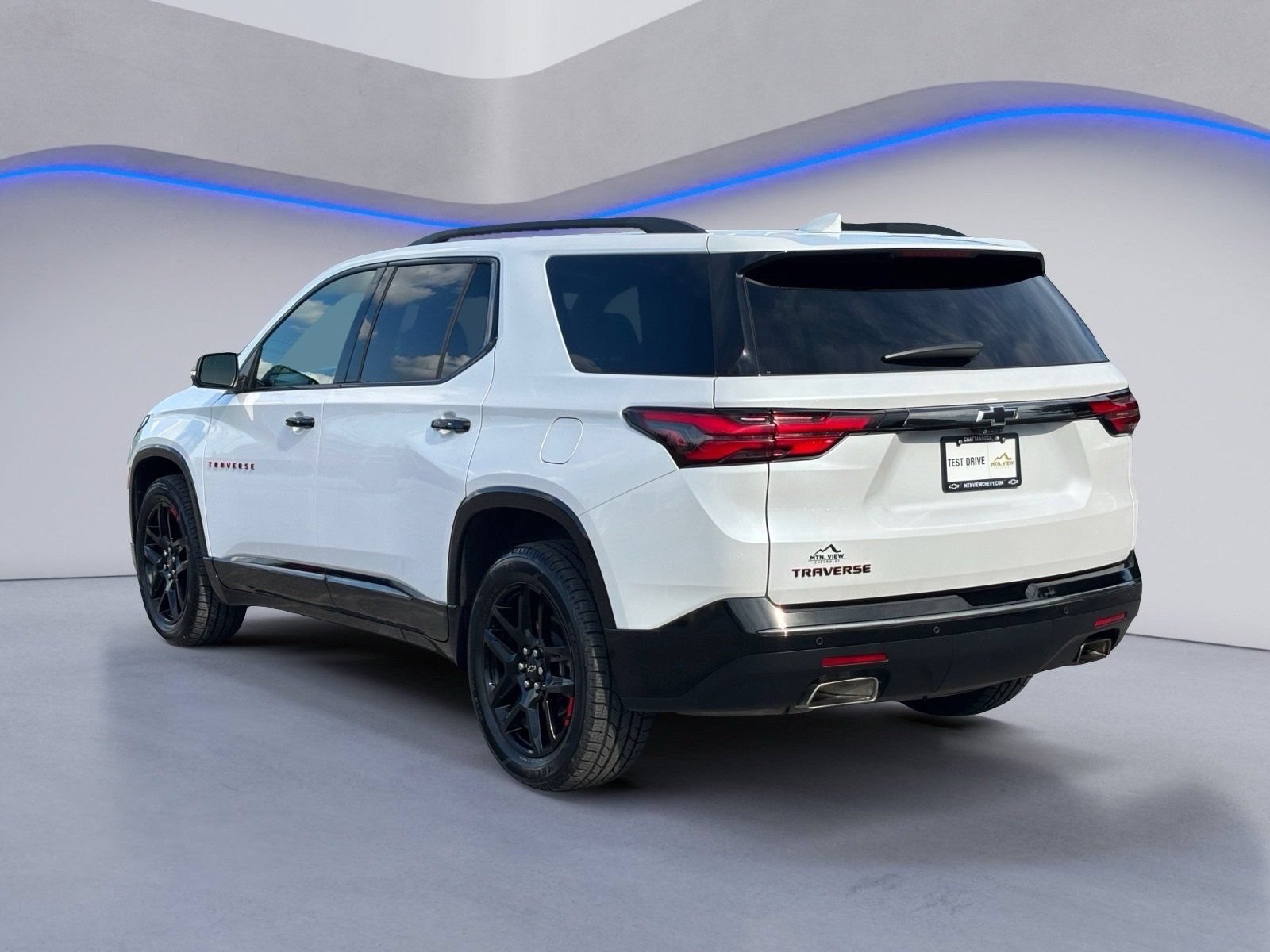 Used 2022 Chevrolet Traverse Premier w/ Redline Edition FWD image 3