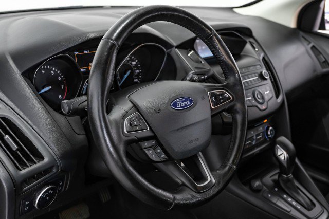 Used 2018 Ford Focus SE w/ SE Appearance Package image 14