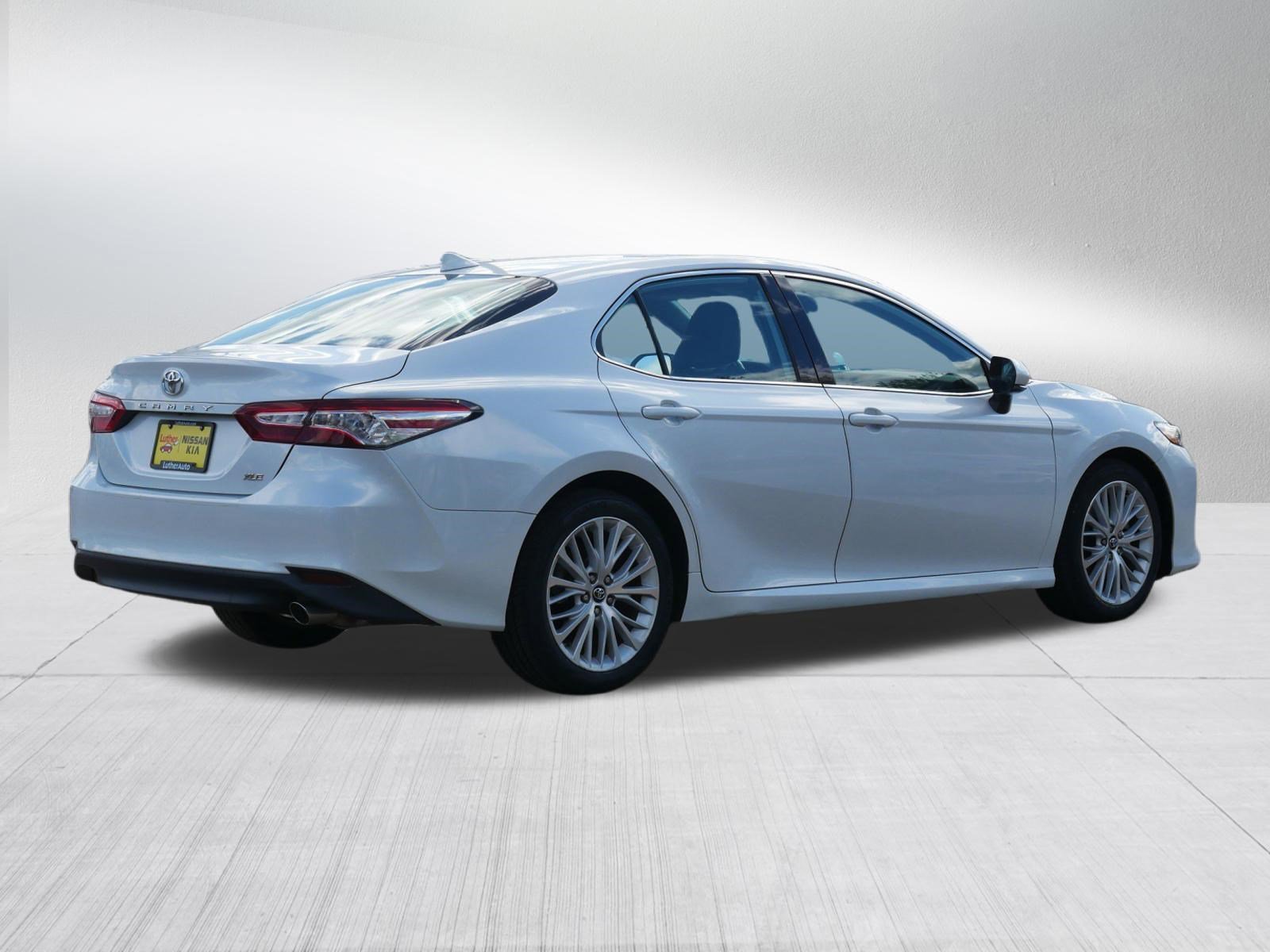 Used 2019 Toyota Camry XLE FWD image 7