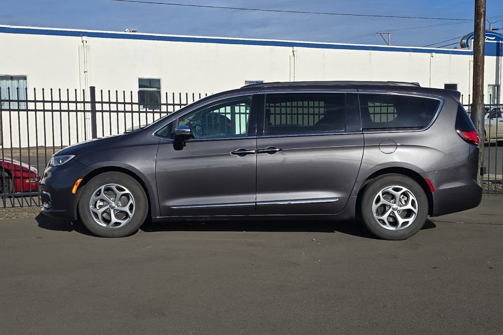 Used 2023 Chrysler Pacifica Limited image 6
