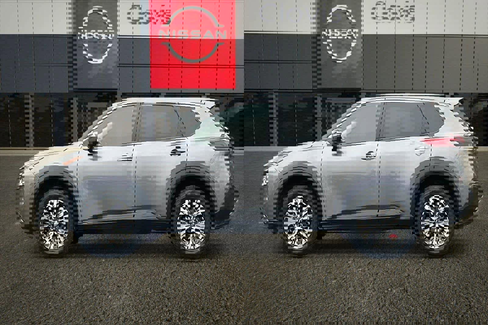 Used 2023 Nissan Rogue SV image 6