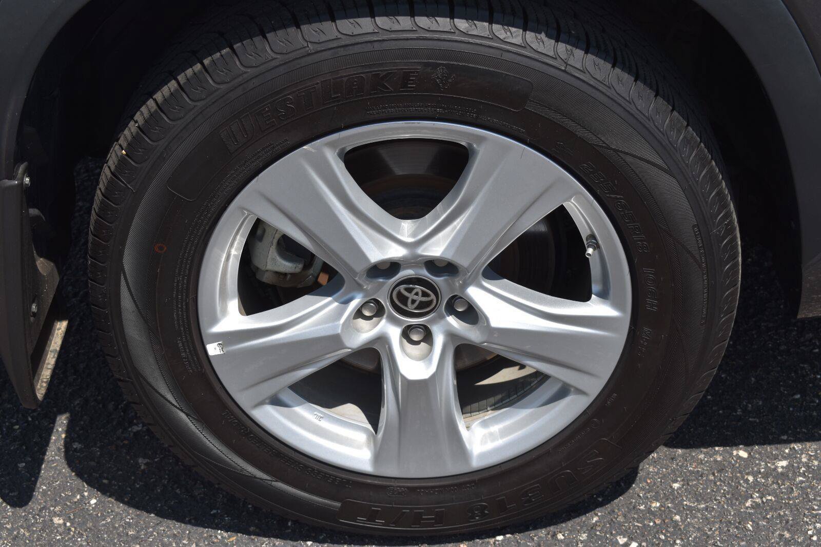 Used 2024 Toyota Highlander LE AWD/4WD image 11